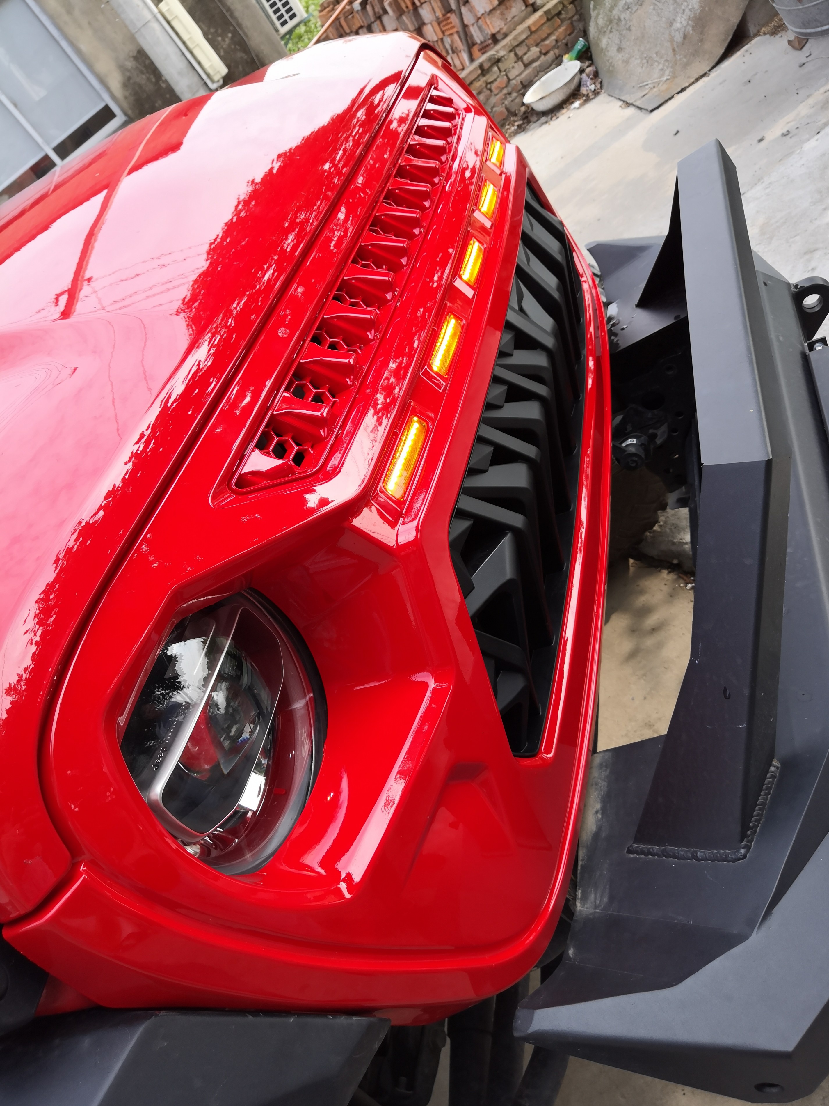 New 18-19 Front Grille with 5 Amber Light for Jeep JL JT Shark Grille